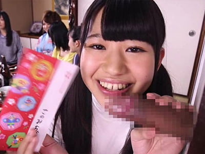 久々の息子の帰省を温かく迎える母と妹たちの近親ご奉仕ｗ巨乳美少女妹人妻フェラ近親相姦のポルノ動画