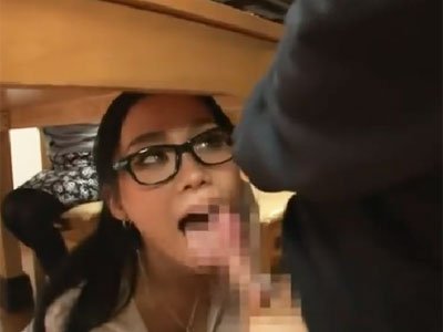机の下に潜り込んでフェラしてくる痴女お姉さんのテクでザーメン口内射精お姉さん痴女フェラのアダルト動画