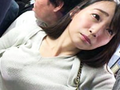 ぎゅうぎゅう詰めのバス内で密着したリーマンに欲情した美女が我慢出来ずに痴女行為ｗお姉さん痴女のアダルト動画