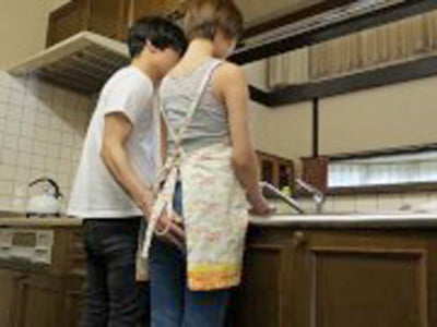 こっそり息子とハメるセクシーママ巨乳人妻近親相姦のアダルト動画