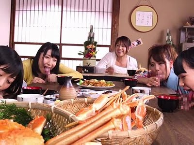 チ〇コがあったらしゃぶらずにはいられない！電話中も机や椅子から飛び出たアレに夢中なトンデモ家族ｗ痴女フェラのアダルト動画