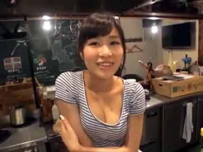 中目黒の居酒屋の看板娘をナンパ→店長が居ない隙にその場ハメ！巨乳素人美少女痴女顔射ハメ撮りナンパのアダルト動画