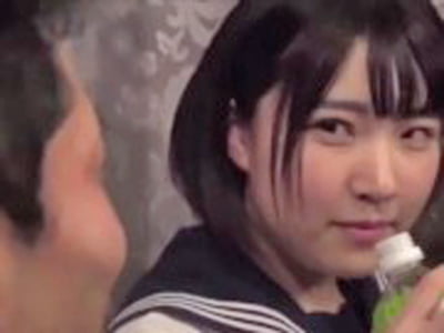 夜行バスで乗り合わせた美少女JKが積極的に跨り狭い空間で興奮SEX女子校生美少女パイパン中出しのポルノ動画