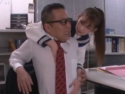 生徒指導室で教師ちんぽを手コキ抜きしちゃうビッチJK女子校生美少女痴女めがね手コキのエロ動画