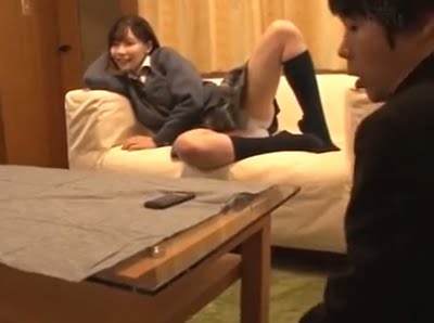 母親がいるのにパンチラ全開で誘惑してくるJK→鞄に忍ばせていたAVの通りに同級生を抜いてあげる痴女女子校生美少女痴女深田えいみのアダルト動画