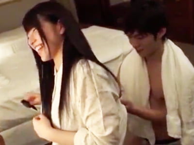 イケメン彼氏に悪戯されてじゃれ合い開始する彼女巨乳美少女上原亜衣のアダルト動画