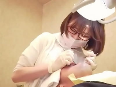 治療中にティクビを挑発してくる可愛い歯科衛生士の院内SEX巨乳美少女痴女めがねのポルノ動画