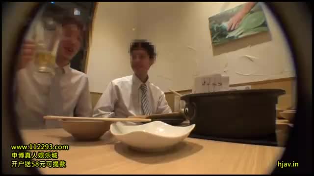 居酒屋でナンパした仲良し二人組素人娘をお持ち帰りパコ！素人美少女ナンパの無料エロ動画