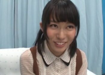 チンポをなかなか直視できないウブ美少女がMM号で赤面SEX