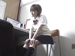 大学進学の為に担任イチモツにご奉仕で内申点かせぐ女子校生達！フェラ手コキのアダルト動画