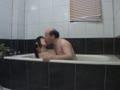 再婚相手のロリ娘をお風呂でハメちゃう変態ジジイ！フェラのアダルト動画