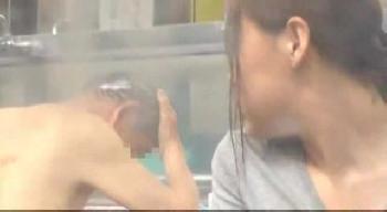 ペニスに興奮する淫乱人妻→目の前で見せつけられ我慢できずハメ！巨乳痴女のアダルト動画