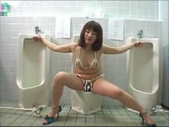 スケベ顔した美女を騙して公衆トイレに連れ込みイラマチオレイプ！お姉さん痴女露出のアダルト動画