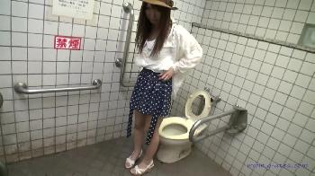 公衆トイレで巨根咥え込む美少女ギャルみねこちゃん！フェラ露出のアダルト動画