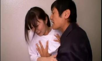 巨乳妻が近所の男に弱みを握られて抵抗できずにレイプされるもイッてしまう！人妻中出し露出のアダルト動画