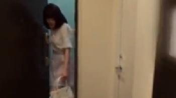 マッサージ担当が男で戸惑いを見せる美人OLが徐々に快感を得て合体しちゃう！素人中出し盗撮のアダルト動画