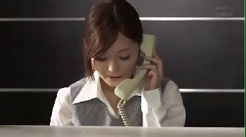 以前から狙われていた人妻が強引に押し倒されてレイプ中出し！OLのアダルト動画