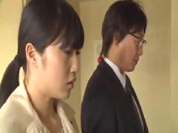 隣人の美人奥様に襲い掛かって禁断パコに手を染めるおっさん！巨乳痴女人妻フェラ手コキぶっかけのアダルト動画