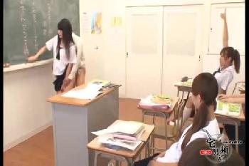 女教師が謎の覆面男からハメられながらも授業を続けるとんでもない学校！女子校生中出しのアダルト動画