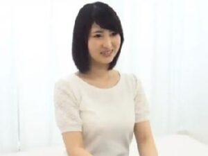 清楚で若々しい美人妻が草食系男子とのパコでザーメンを騎乗位で全力抜き！素人中出しのエロ動画