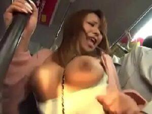 恐怖で声を出せずにいるギャルに痴漢して生チンコをぶちこむ！巨乳お姉さん乱交OLのエロ動画