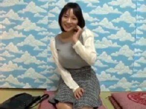 とんでもない巨乳の素人妻に若いお悩み男子が中出し！パイパンのエロ動画