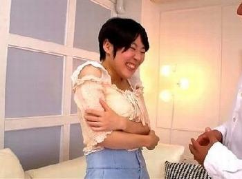 黒髪ボーイッシュ娘がまだ慣れない感じの初々しい新人SEX！巨乳美少女コスプレのエロ動画