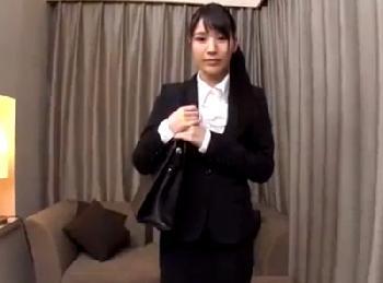 ノコノコと1人で面接にやってきた就活生→ダメ学生が面接官に手取り足取りセクハラ指導されW！素人コスプレのエロ動画