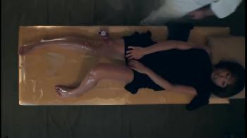 ただでさえ敏感な人妻がマッサージに行ったもんだから愛液ダダ漏れ！素人潮吹きのエロ動画