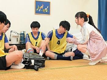 自分の身体をダシにしてやる気を出させる名マネージャーW！美少女痴女女子校生ロリ乱交冬愛ことねのエロ動画