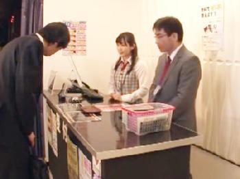 ネットカフェの痴女店員が寝てる客を誘惑して中出しパコサービスW！巨乳お姉さんのエロ動画