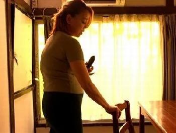 止められない熟女の性欲！野菜でもムラムラしてしまう義母は娘旦那のチンポにむっしゃぶり付く！！痴女人妻近親相姦のエロ動画