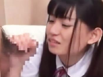 修学旅行で東京に来ている田舎のイモい女子高生をMM号に乗せてチンポ握らせるWW！素人フェラ女子校生ナンパのエロ動画