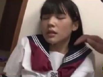 業者のフリをして家に侵入してきた鬼畜男にレイプ中出しされてしまう美少女JK娘！女子校生のエロ動画