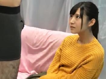 童貞くんのチンポを嫌がりつつもしっかり抜いてくれて筆おろしまでさせてくれる美少女！素人手コキのエロ動画