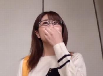 メガネが似合う真面目そうな素人ナンパ→顔からは想像できない形のいい美巨乳に無許可中出し！ハメ撮りめがねのエロ動画