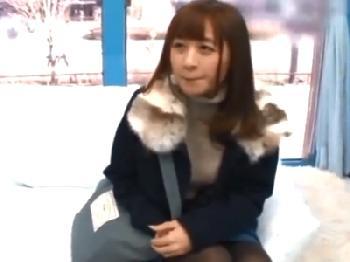 笑顔が可愛い素人娘が優しく童貞を筆おろし！巨乳お姉さんのエロ動画