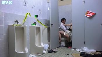 男子トイレに忍び込んで入ってきた男を誘惑して即パコしちゃう痴女娘W！巨乳お姉さん素人中出し盗撮のエロ動画