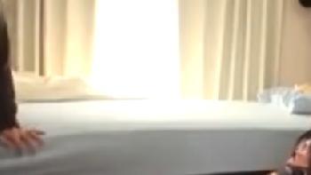 半ケツでTバック丸出しな家政婦さんがご主人様を誘惑して下半身の世話もバッチリ！お姉さん素人中出しのエロ動画