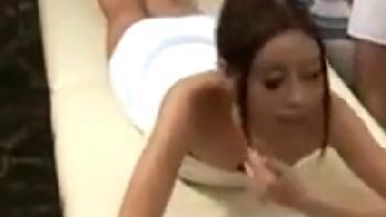 オイルマッサージで絶妙なテクで気持ち良くなっちゃった巨乳ギャルがチンポ受け入れ！お姉さん素人中出しレイプのエロ動画