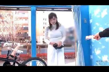 公衆の面前でハリガタピストンに耐えきれず大潮吹きする若妻たち!！のエロ動画