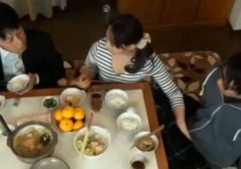 こたつの中で息子を誘って中出しさせるビッチママ