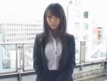 巨乳OLが喉奥までデカマラをぶち込まれるイラマで悶えまくり