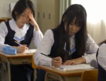 ウブそうな女子校生たちに突如襲い掛かる射精の嵐！日常生活の中にぶっかけSEXが共存する世界