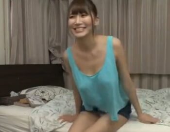 朝勃ちが治まらない息子に中出しさせて起床させる巨乳ママ