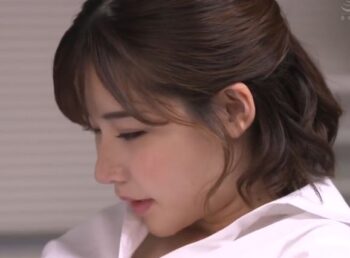 仕事中に上司を誘惑してくる淫乱OLと社内不倫