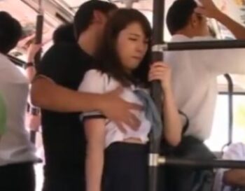 痴漢願望があってノーパンで電車やバスに乗り込むマゾJK