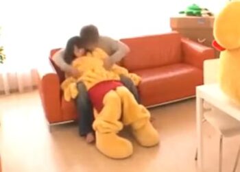 きぐるみを着てマスコットとして働くお姉さんを捕まえて激パコ展開