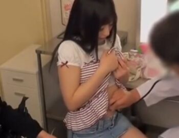 治療と騙されまんまと中出しレイプされちゃう純情美少女