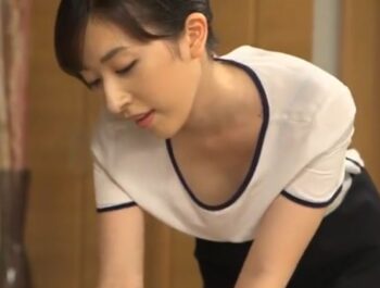 綺麗なマッサージ師の胸チラで股間が反応した客がお願いセックス